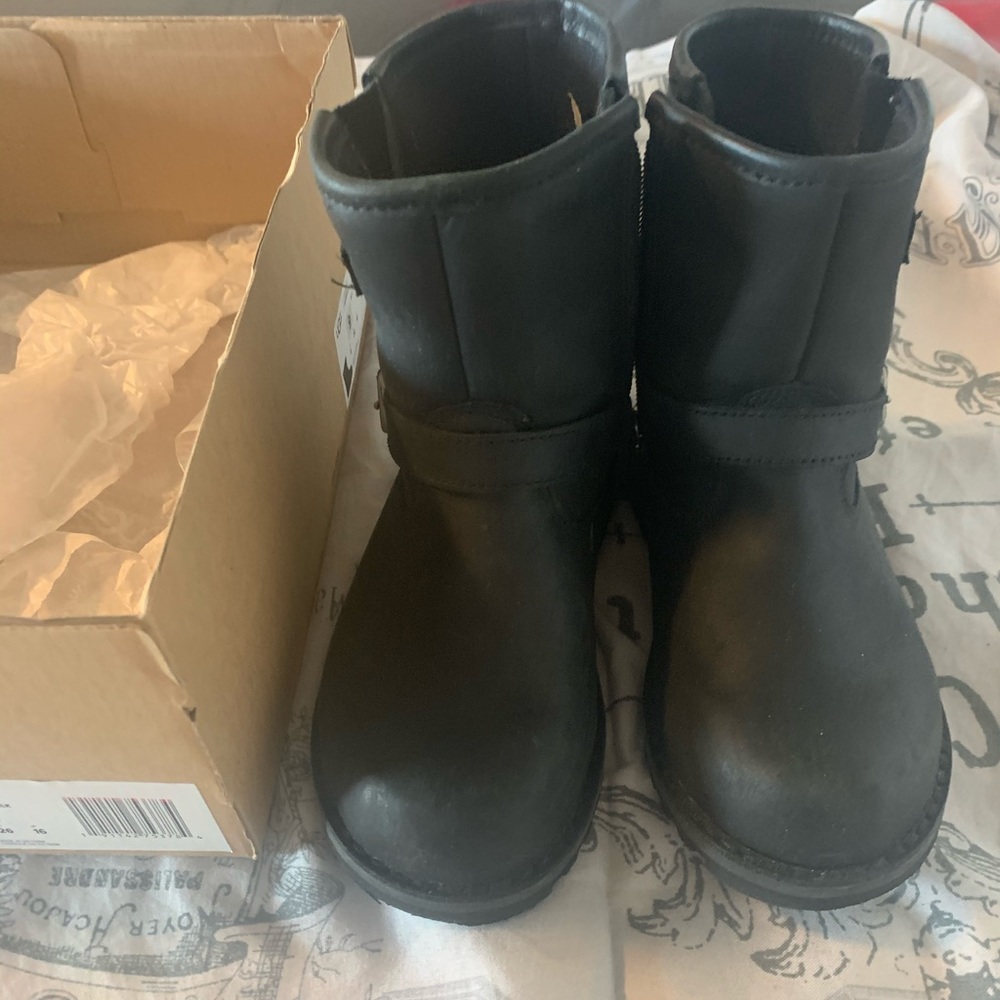 Ugg toddler size 9